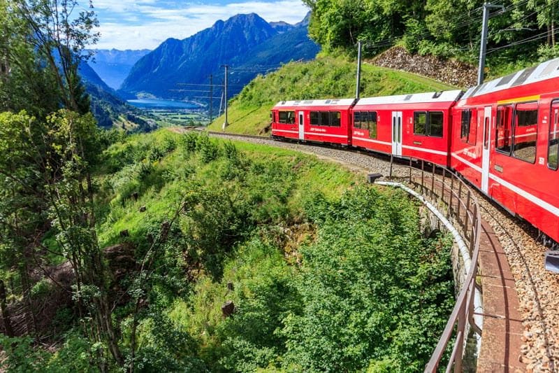 Viaggio panoramico sul Bernina Express: attrazioni da non perdere