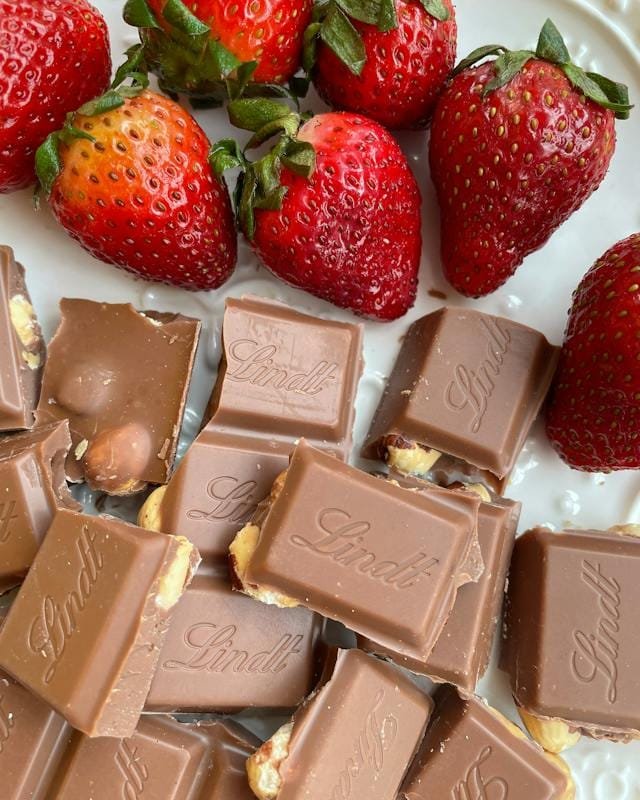 Fragole fresche con pezzi di cioccolato svizzero Lindt in un dessert gourmet elegante