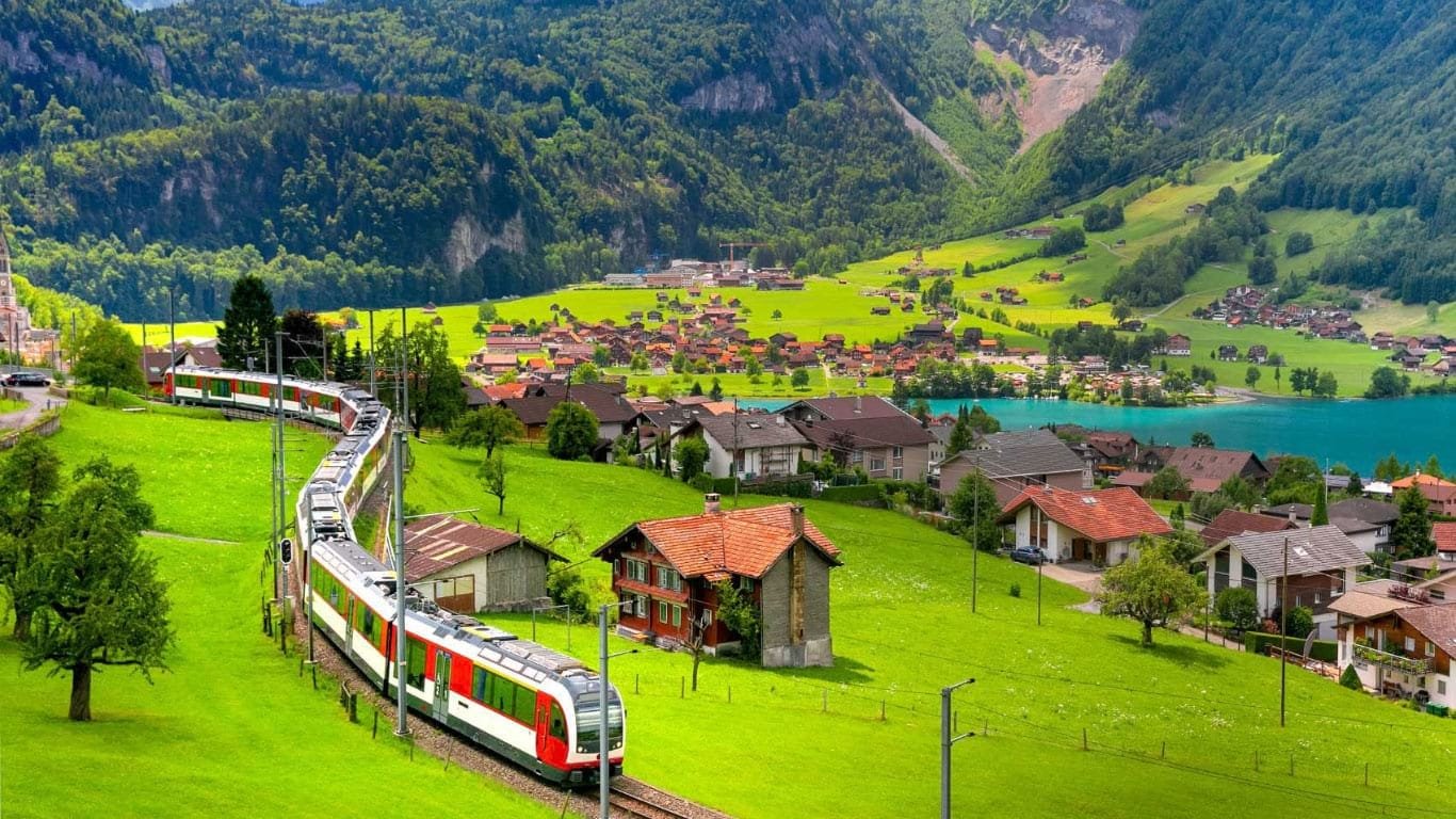 La Svizzera My Dream Lux scopriamo insieme la svizzera treno su paesaggio svizzero lago montagne e verde