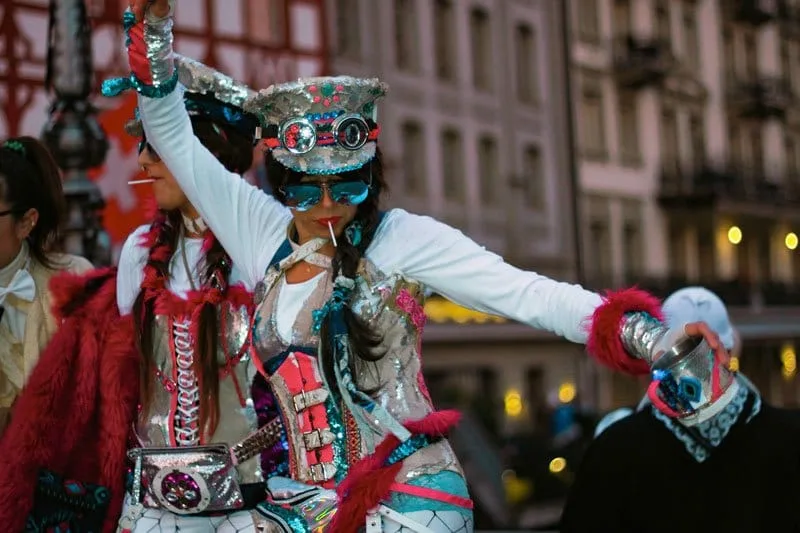 festivaI in Svizzera My Dream Lux ragazza mascherata che baIIa