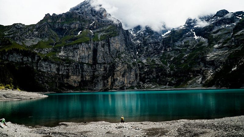 Magia alpina sul Lago di Oeschinen, Svizzera