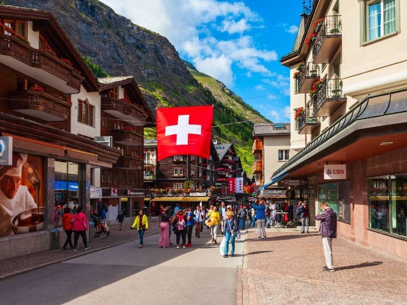 Zermatt centro del villaggio alpino con bandiera svizzera