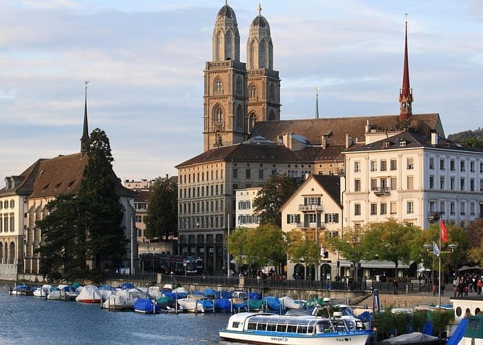 Vista panoramica di Zurigo dal lago con montagne sullo sfondo, durante una crociera sul Lago di Zurigo