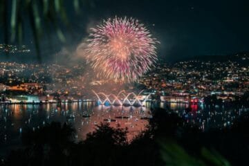 Falò e fuochi d'artificio sul lago di Lugano durante la Festa Nazionale Svizzera del 1° agosto