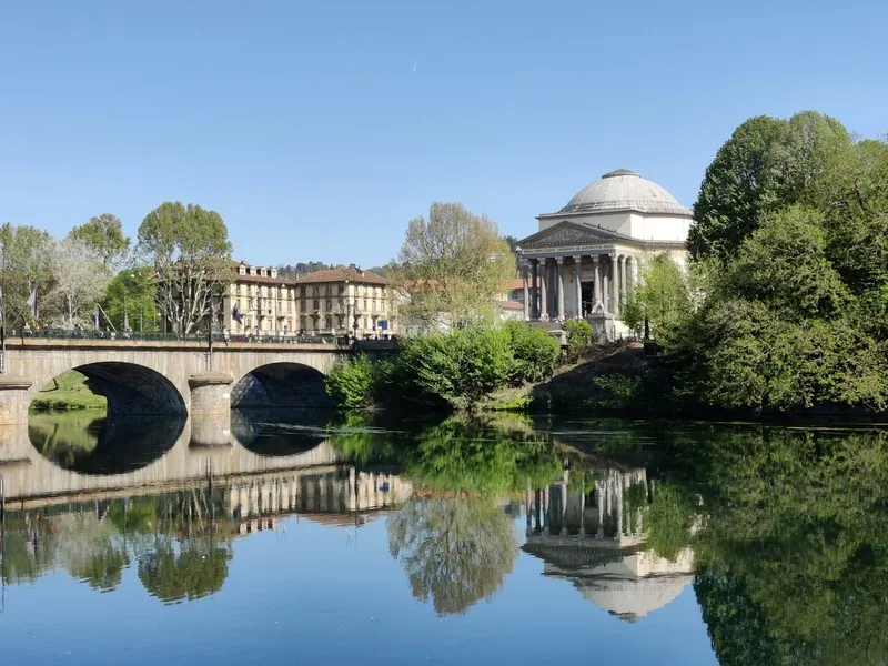 Chiesa della Gran Madre di Dio e Ponte Vittorio Emanuele I sul fiume Po a Torino, con riflessi sull'acqua.
