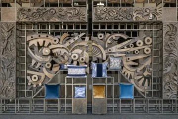 Installazione artistica con decorazioni geometriche e cuscini colorati all'interno dell'Opificio di Torino.