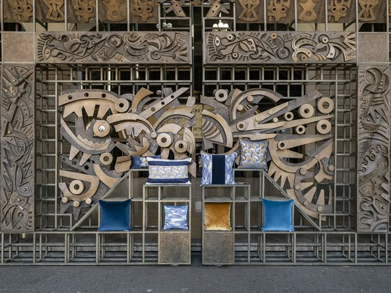Installazione artistica con decorazioni geometriche e cuscini colorati all'interno dell'Opificio di Torino.